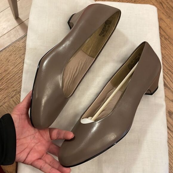 SOFT STYLE TAN LOW HEELS. NEW - Picture 2 of 10